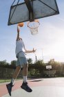 Man playing basketball on basketball ground — Stock Photo