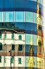 República Checa, Praga, edificios históricos reflejados en la fachada moderna - foto de stock