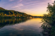 Áustria, Baixa Áustria, St. Andrae-Woerdern, Greifenstein e rio Danúbio ao pôr do sol — Fotografia de Stock