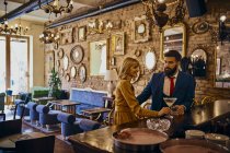 Elegante coppia che beve in un bar — Foto stock