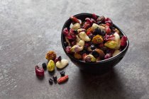Cuenco de frutos secos, pistachos, anacardos y almendras - foto de stock
