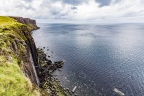 Vereinigtes Königreich, Schottland, Klippenküste, Kiltfelsen, Wasserfall, Insel des Himmels — Stockfoto