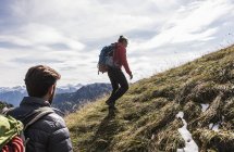 Austria, Tirol, pareja joven haciendo senderismo en las montañas - foto de stock