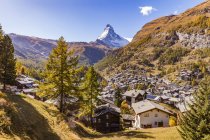 Suisse, Valais, Zermatt, Cervin, paysage urbain, chalets, maisons de vacances — Photo de stock