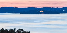 Germany, Baden-Wuerttemberg, Lake Constance, Lake Ueberlingen, Island Mainau, Castle, evening sky — Stock Photo