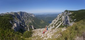 Austria, Salzkammergut, lago Eben, Feuerkogel, lago Langbathsee, montagne Hoellen, escursionista donna — Foto stock