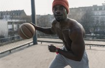 Joueur afro-américain de basket-ball en action sur le terrain — Photo de stock