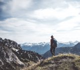 Austria, Tirol, joven senderismo en las montañas - foto de stock