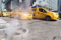 États-Unis, New York, vapeur sortant des égouts — Photo de stock