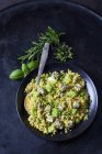 Ciotola di insalata di quinoa con fave, piselli e feta — Foto stock