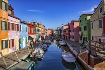 Itália, Veneto, Burano, canal com barcos e casas coloridas — Fotografia de Stock