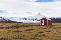 Ісландія, вік, сарай в сільській місцевості з льодовик у фоновому режимі — стокове фото