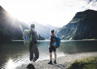 Österreich, Tirol, junges Paar wandert am Bergsee — Stockfoto