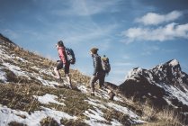 Áustria, Tirol, jovem casal caminhadas nas montanhas — Fotografia de Stock