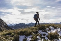Áustria, Tirol, jovem mulher caminhando nas montanhas — Fotografia de Stock