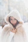 Portrait de jeune femme portant une veste en fourrure à capuchon — Photo de stock