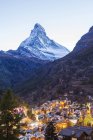 Svizzera, Vallese, Zermatt, Cervino, paesaggio urbano, chalet, case vacanze la sera — Foto stock