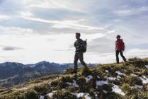 Austria, Tyrol, young couple hiking in the mountains — Stock Photo