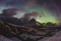 Islândia, Grundarfjordur, Montanha à noite com luzes do Norte — Fotografia de Stock