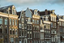 Pays-Bas, Hollande, Amsterdam, Vieille ville, maisons anciennes — Photo de stock