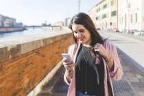 Young businesswoman with her smartphone in the city — Stock Photo