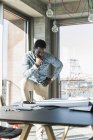 Повсякденний бізнесмен, що працює над планом на столі в офісі — стокове фото