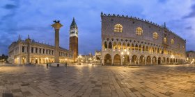Italy, Veneto, Venice, panoramic view of St Mark's Square, Campanile di San Marco and Doge's Palace, early morning — Stock Photo