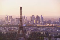 França, Paris, Torre Eiffel e La Defense em segundo plano na luz da manhã — Fotografia de Stock