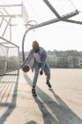 Joueur afro-américain de basket-ball en action sur le terrain — Photo de stock