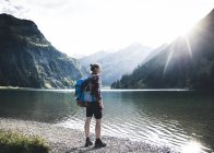 Австрія, Тіроль, молода жінка походи в гірське озеро — стокове фото