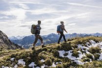 Autriche, Tyrol, jeune couple randonnée en montagne — Photo de stock