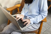 Femme d'affaires assis sur la chaise de travail sur ordinateur portable — Photo de stock