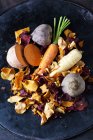 Hortalizas de raíz cortadas en rodajas y chips de verduras en bowl - foto de stock