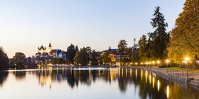 Suíça, Cantão de Berna, Thun, rio Aare, cidade velha com Aarequai, igreja paroquial e castelo ao entardecer — Fotografia de Stock