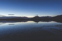 Island, Hof, Blick auf See und Berge nach Sonnenuntergang — Stockfoto
