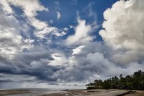 Таиланд, Ко Яо Яй, облака над пляжем — стоковое фото
