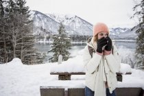 Giovane donna nel paesaggio invernale alpino con lago — Foto stock