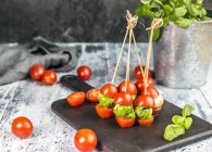 Varas de mussarela de tomate, manjericão — Fotografia de Stock