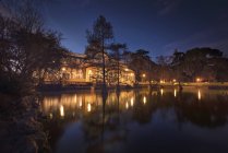 Espanha, Madrid, Palácio de Cristal à noite no parque El Retiro — Fotografia de Stock