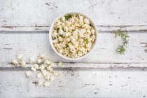 Домашний попкорн с розмарином и пармезаном — стоковое фото