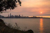 США, Калифорния, вид с острова Сокровищ над Сан-Франциско на закате — стоковое фото