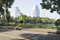 Entrenamiento de corredores en la calle en el parque urbano - foto de stock