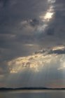 Alemanha, Baviera, Chiemgau Alps, Chieming at Chiemsee, nuvens escuras sobre o Lago Chiemsee — Fotografia de Stock