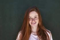 Портрет усміхнений молода жінка з веснянки — стокове фото