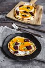 Pizza fatta in casa con zucca e barbabietola — Foto stock