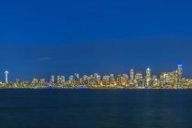 США, штат Вашингтон, Сіетл, міські горизонти в Blue Hour — стокове фото