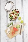 Boîte à lunch, préparation de salade de pastèque avec feta, concombre, ment et vinaigrette au citron vert — Photo de stock