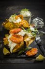 Запеченный картофель, сладкий картофель, аргентинские красные креветки, сметана с шифера — стоковое фото