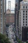 EUA, Califórnia, São Francisco, Califórnia Street com Bay Bridge ao fundo — Fotografia de Stock