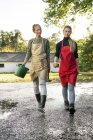 Deux femmes travaillant dans une ferme — Photo de stock